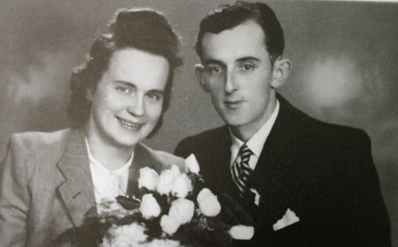 Olga Horešovská rozená Tůmová  a Bohumil Horešovský, rodiče Pavla Horešovského, který  žije v Lidicích dodnes. Svatební fotka z roku 1941, syn Pavel se narodil 25. 5. 1942. 