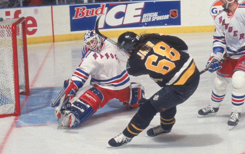 Jaromír Jágr strávil v NHL s přestávkami 27 let. Díky tomu potkal obrovské množství spoluhráčů, z nichž to mnozí dotáhli až do finále Stanley Cupu.