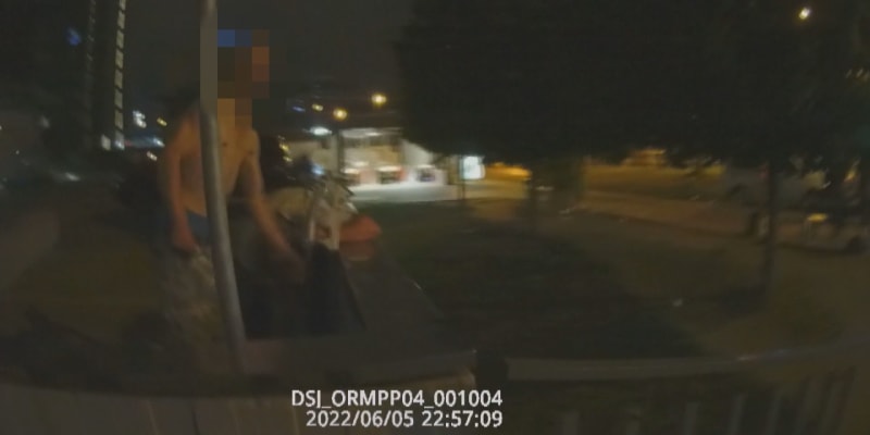 Vyhrocený konflikt v Praze. Zfetovaný a opilý muž plival na strážníky, poštval na ně i psa