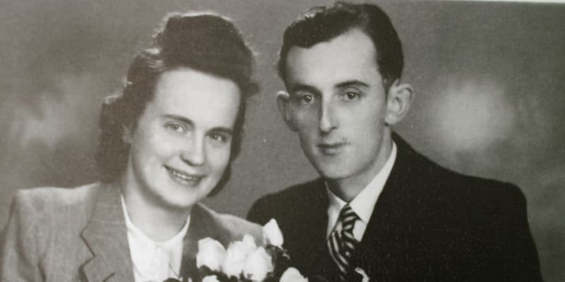 Olga Horešovská rozená Tůmová  a Bohumil Horešovský, rodiče Pavla Horešovského, který  žije v Lidicích dodnes. Svatební fotka z roku 1941, syn Pavel se narodil 25. 5. 1942. 