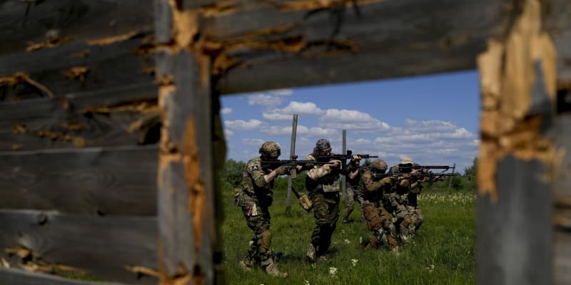 Výcvik členů civilní milice na předměstí Kyjeva