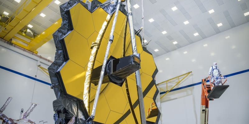 Webbův teleskop ve fázi montáže