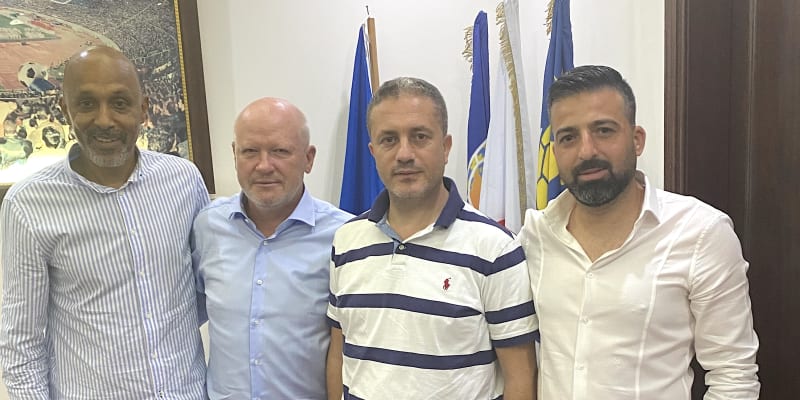 Český trenér Ivan Hašek (druhý zleva) se nechal vyfotografovat s ředitelem libanonského národního týmu, jehož se stal koučem, svým asistentem a agentem Ferasem Alím, který toto angažmá domluvil, po podpisu smlouvy.