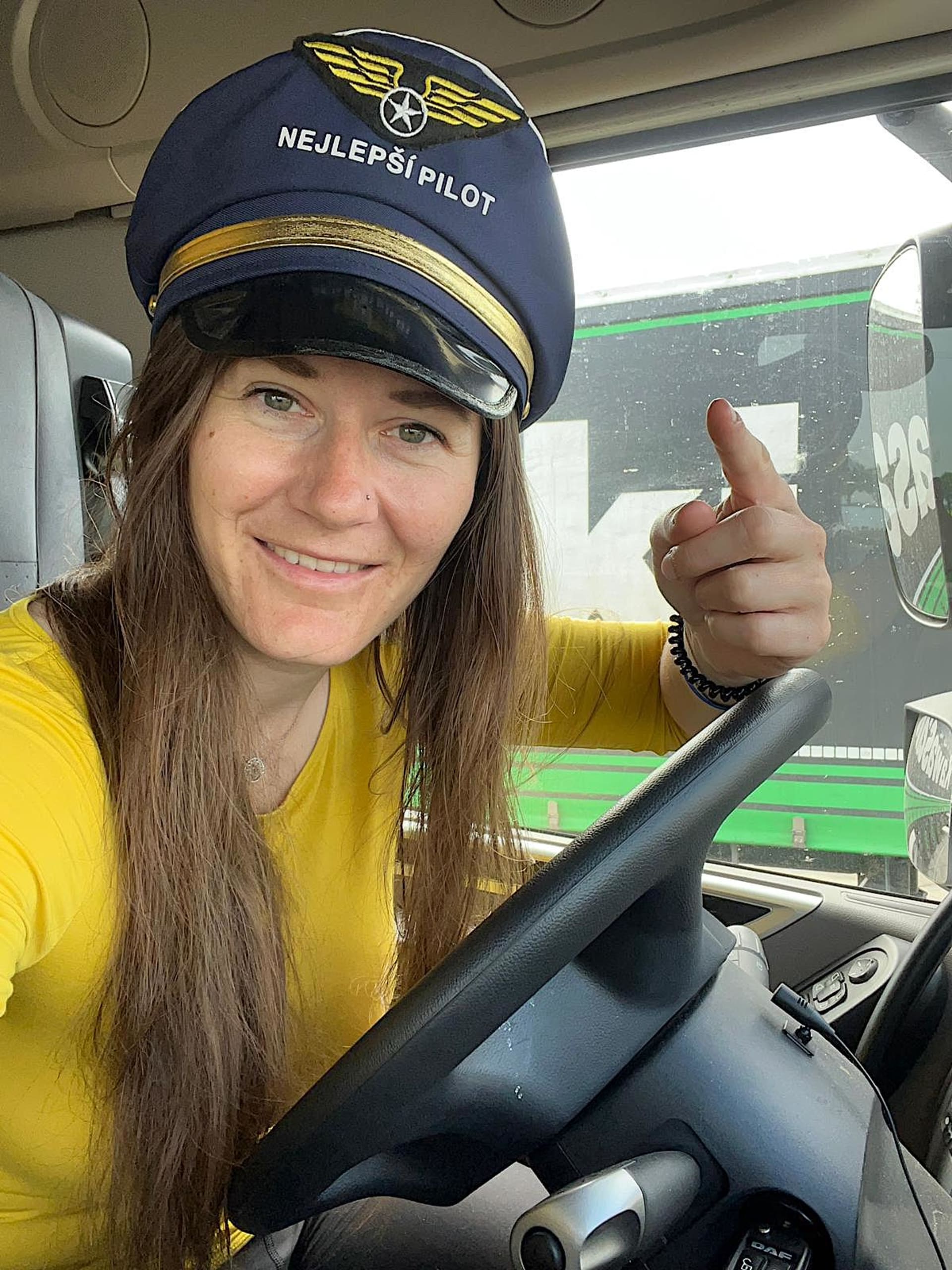 Řidička kamionu Karin Goláňová ukazuje na čepici, kterou jí darem dali její kolegové.
