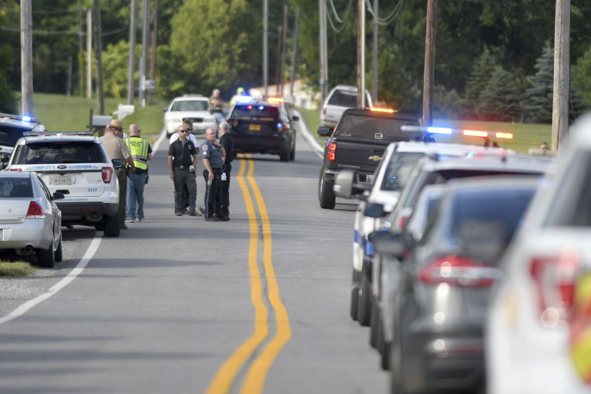 Tři lidé zemřeli při čtvrteční střelbě ve městě Smithsburg v americkém státě Maryland. 