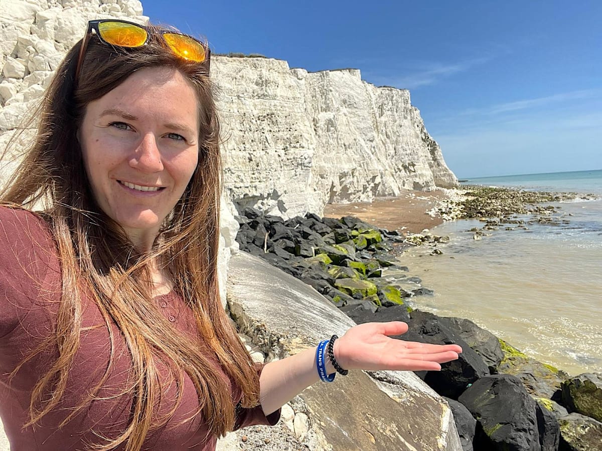 Řidička kamionu Karin Goláňová přidala na Instagram další snímek z cest, tentokrát od útesů na jihu Anglie, kam se dostala během povinné přestávky při své jízdě do Brightonu.