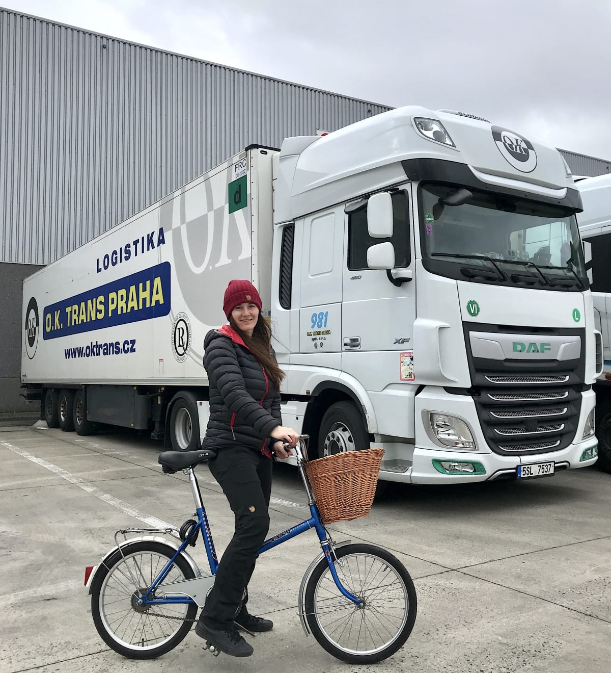 Řidička kamionu Karin Goláňová si s sebou vozí na cesty kolo, aby mohla vyrazit za poznáním či nákupem, případně na nádraží.