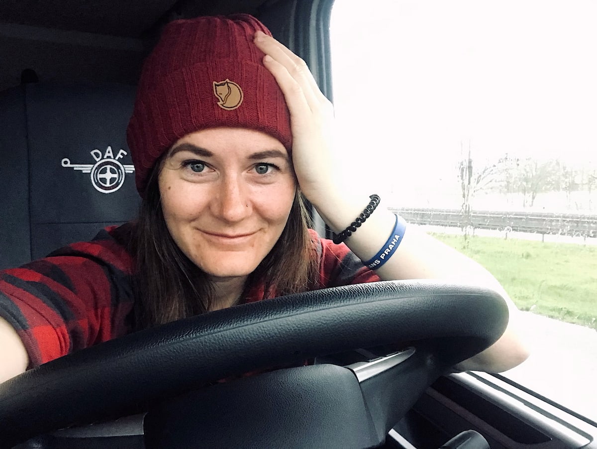 Řidička kamionu Karin Goláňová si během pár týdnů udělala řidičský průkaz a po zácviku vyrazila s úsměvem na svou první samostatnou jízdu do belgického Oostende. 
