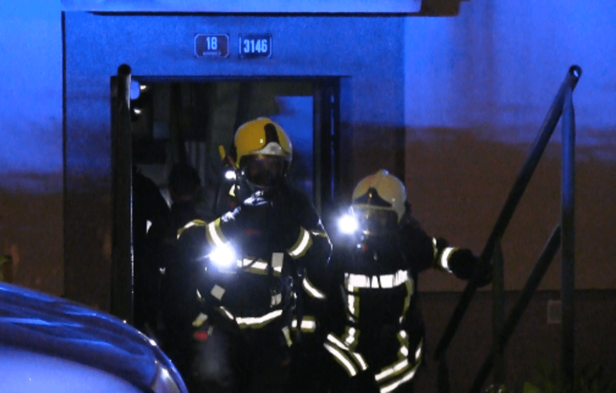 Hasiči v Jablonci nad Nisou museli už podruhé během jediného týdne evakuovat obyvatele panelového domu. 