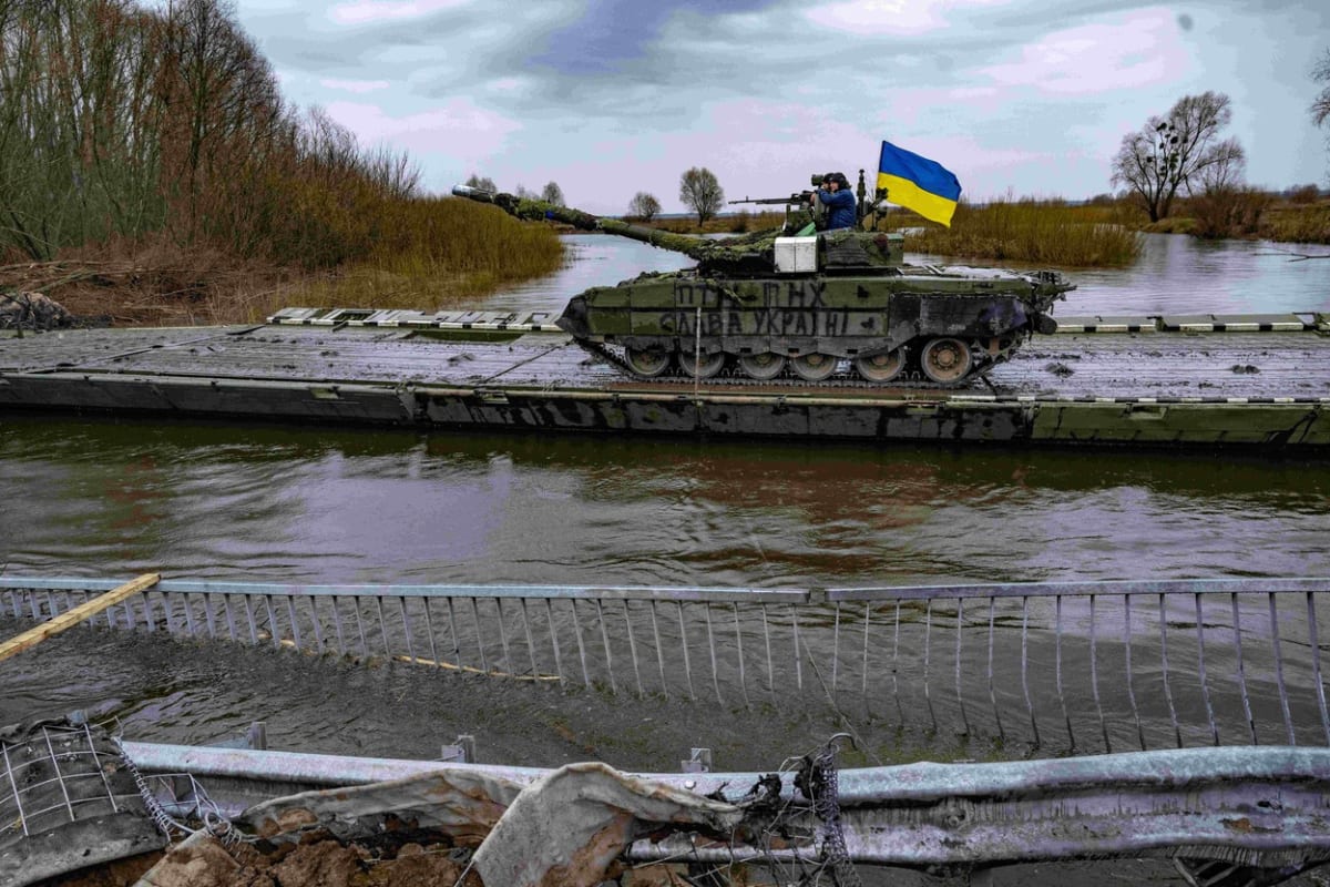 Ukrajinský tank na pontonovém mostu