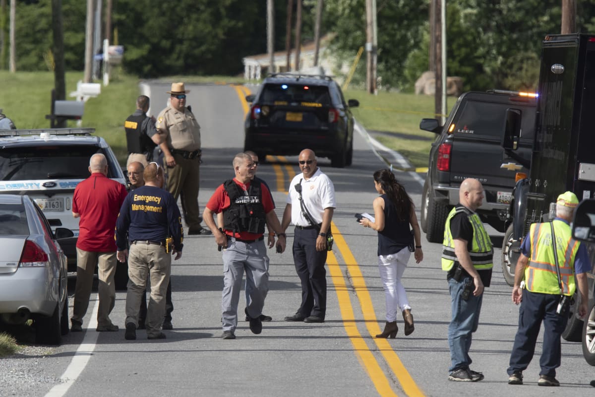 Tři lidé zemřeli při čtvrteční střelbě ve městě Smithsburg v americkém státě Maryland. 