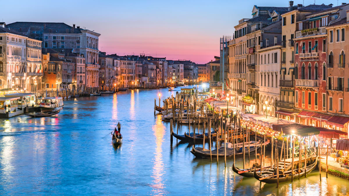Počty turistů v Benátkách se vracejí k číslům z doby před pandemií. (Ilustrační foto)