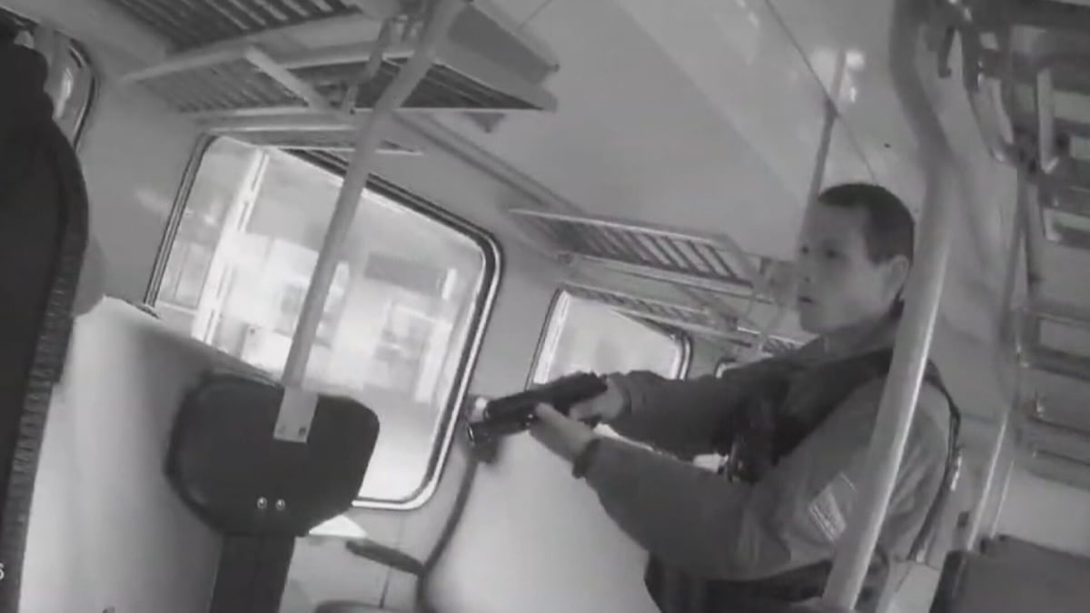 Cestující ve vlaku vytáhl zbraň.