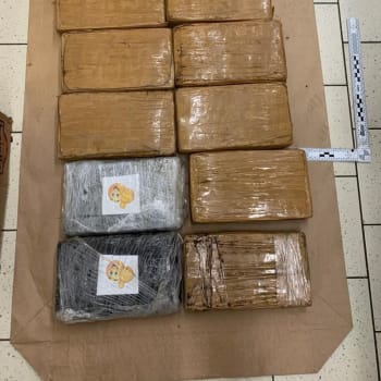 Lisované kostky kokainu, v krabicích od banánů, nalezli dnes odpoledne pracovníci supermarketu v Jičíně a Rychnově nad Kněžnou. 