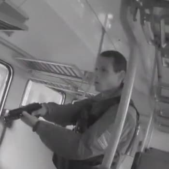 Cestující ve vlaku vytáhl zbraň.