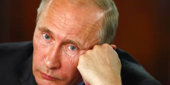 Putin čelí vzácné kletbě. Panenky s jeho podobiznou končí přibité na posvátných stromech