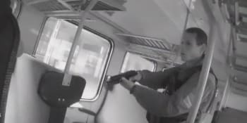Dramatické záběry z Hradce Králové: Muž ve vlaku vytáhl zbraň, zasahovali policisté se štíty