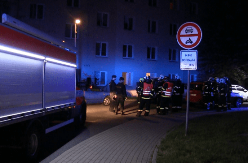 Hasiči v Jablonci nad Nisou museli už podruhé během jediného týdne evakuovat obyvatele panelového domu. 