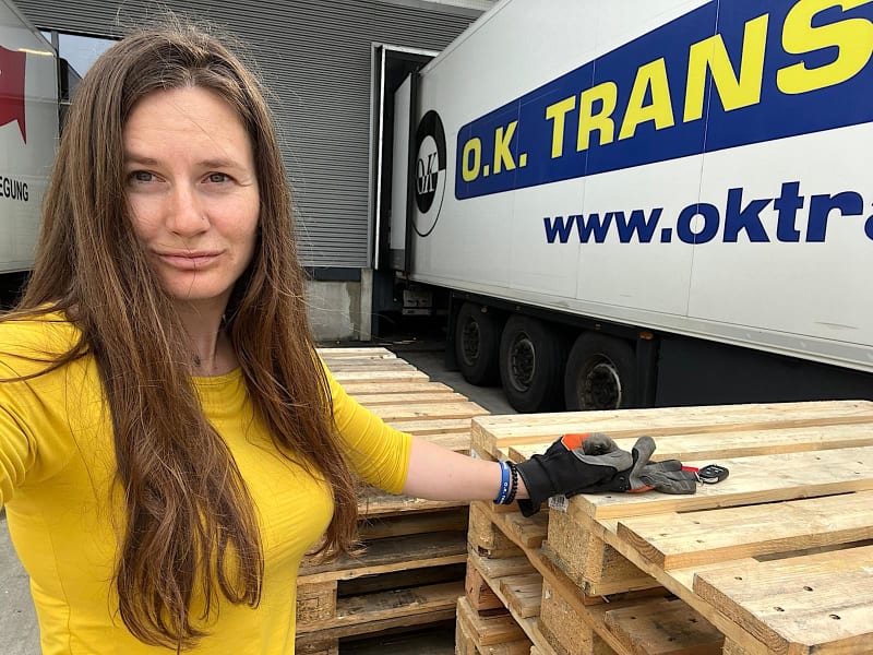 Řidička kamionu Karin Goláňová na sociální síti Instagram zveřejňuje fotografie z cest i práce. Tentokrát se vyfotografovala při vykládce, u které musí pomáhat.