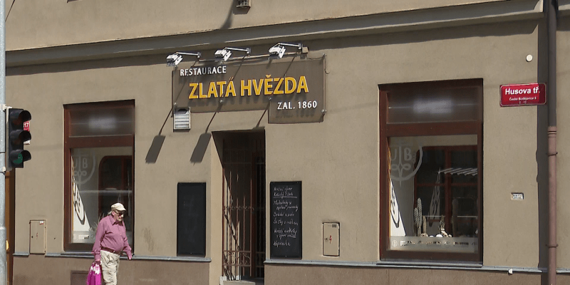 Majitel českobudějovické restaurace dostal pokutu za hledání servírky.
