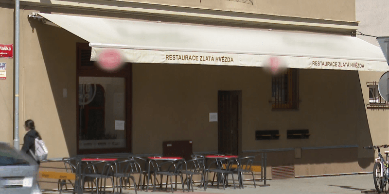 Majitel českobudějovické restaurace dostal pokutu za hledání servírky.