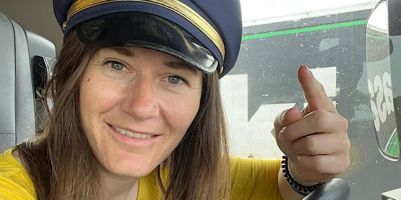 Řidička kamionu Karin Goláňová ukazuje na čepici, kterou jí darem dali její kolegové.