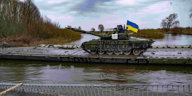 Ukrajinský tank na pontonovém mostu