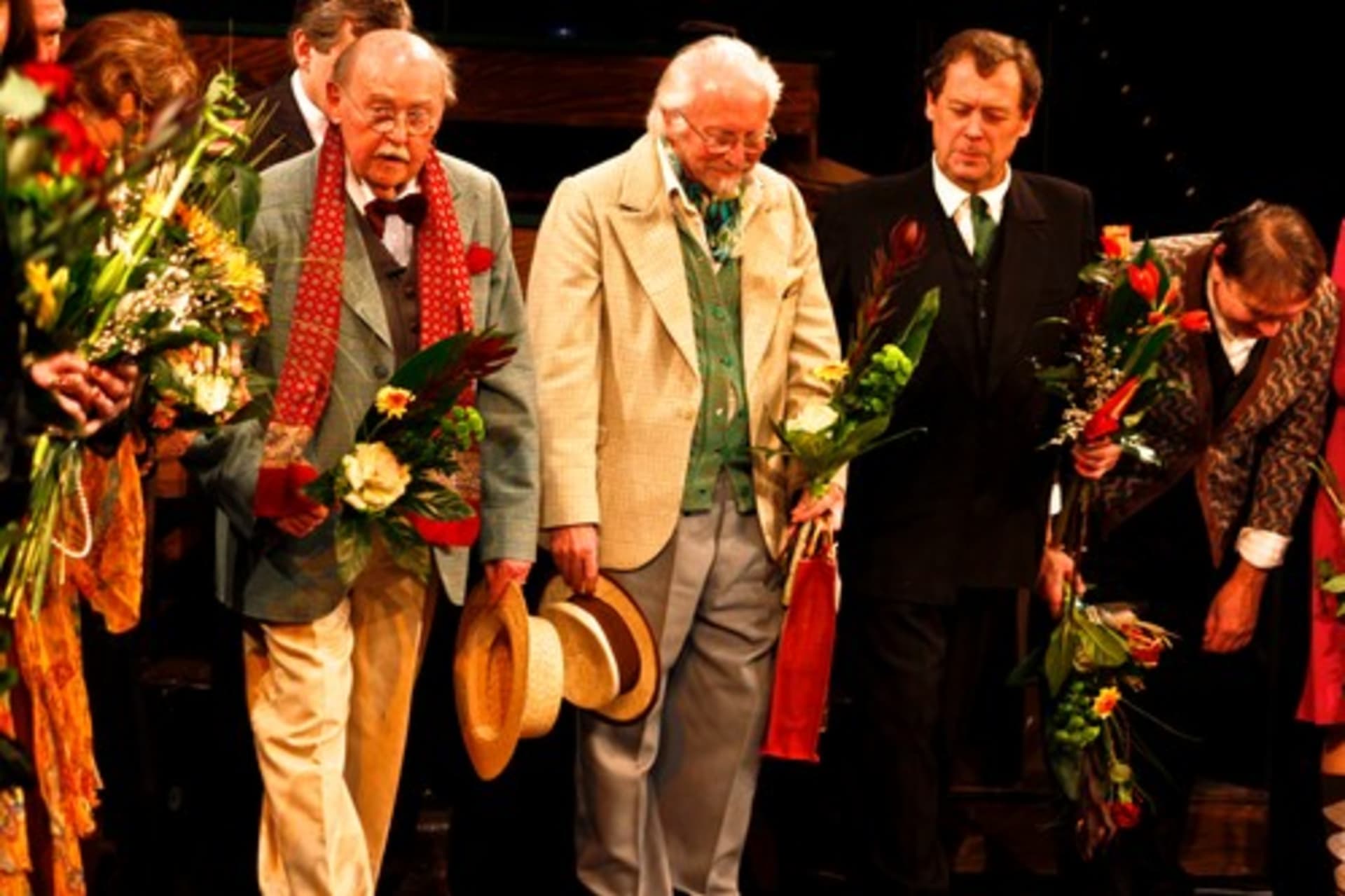 Zleva: Lubomír Lipský, Stanislav Fišer, Oldřich Vízner a Jan Szymik po premiéře hry Pan Kaplan má třídu rád, 24. 1. 2009 v Divadle ABC