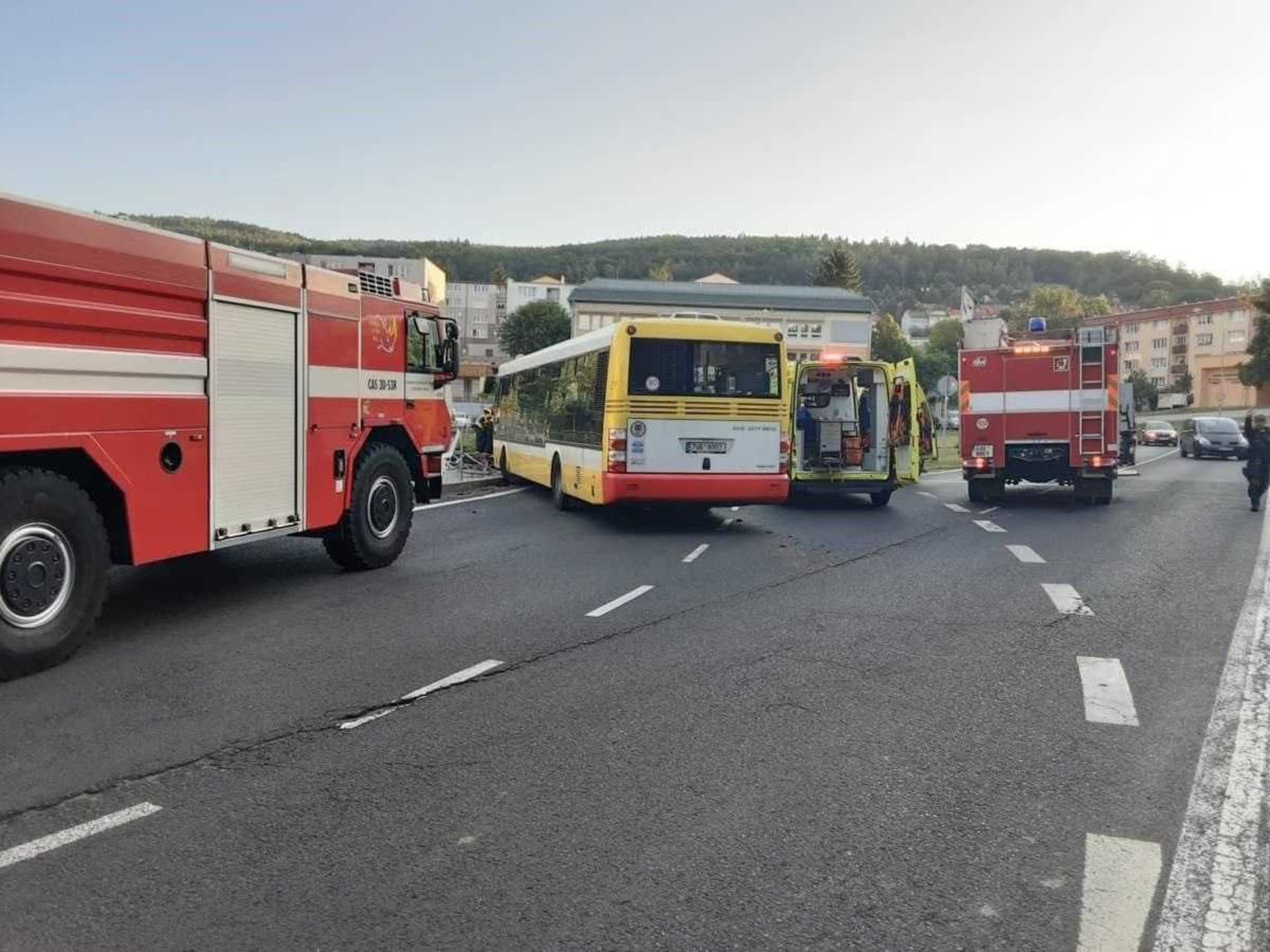 Při nehodě autobusu a auta u Litvínova zemřeli dva mladíci. (11. 6. 2022)