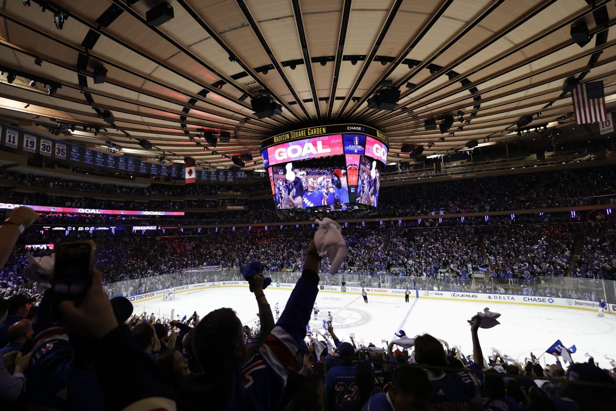 Série finále Východní konference v NHL mezi Rangers a Lightning je napjatá i mezi fanoušky. Naposledy příznivec newyorského týmu brutálně zaútočil na fanouška soupeře.