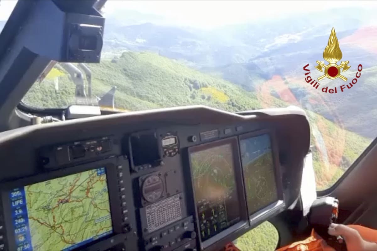 Italský hasičský vrtulník prohledává místo havárie vrtulníku ve střední Itálii.