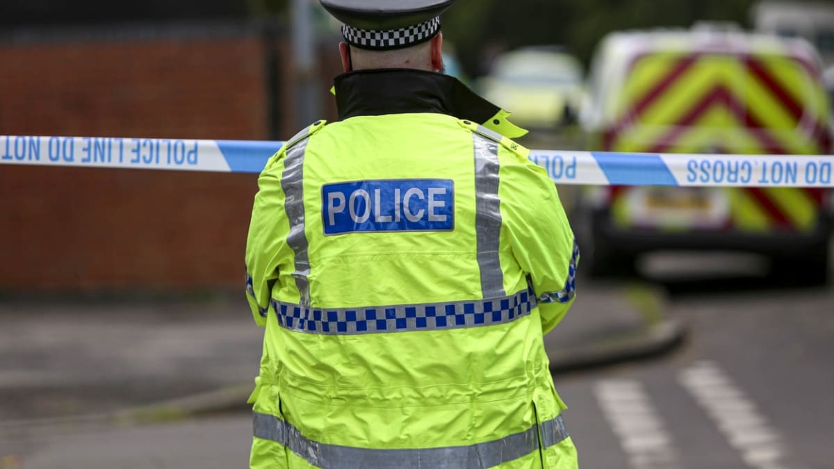 Britská policie v Manchesteru vyšetřuje vraždu 15letého chlapce, který bránil svoji matku před agresorem.