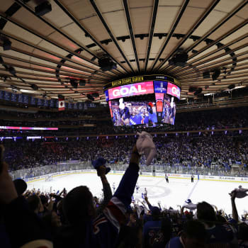 Série finále Východní konference v NHL mezi Rangers a Lightning je napjatá i mezi fanoušky. Naposledy příznivec newyorského týmu brutálně zaútočil na fanouška soupeře.