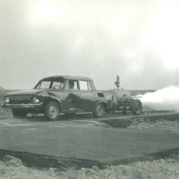 K dosažení požadované rychlosti auta bez řidiče bylo užíváno originální parní rakety.