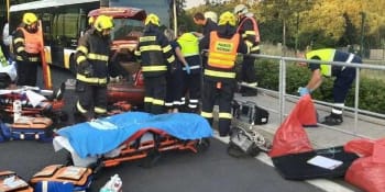 Smrtelná nehoda u Litvínova: Při srážce autobusu s autem zemřeli dva mladíci