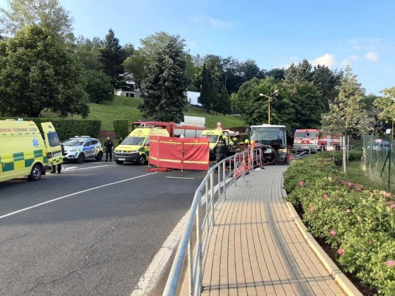 Při nehodě autobusu a auta u Litvínova zemřeli dva mladíci. (11. 6. 2022)