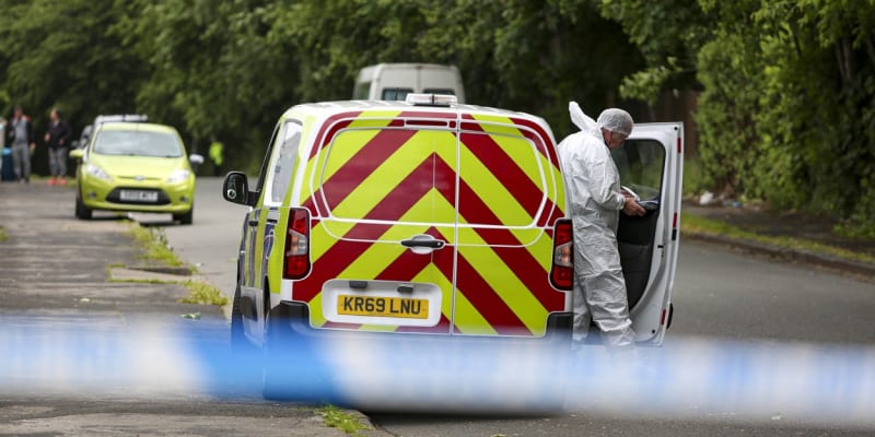 Britská policie v Manchesteru vyšetřuje vraždu 15letého chlapce, který bránil svoji matku před agresorem.