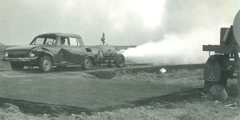 K dosažení požadované rychlosti auta bez řidiče bylo užíváno originální parní rakety.