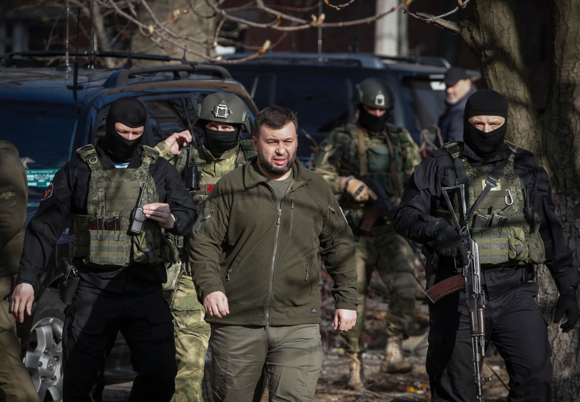 Vůdce doněckých separatistů Denis Pulišin v doprovodu ozbrojenců