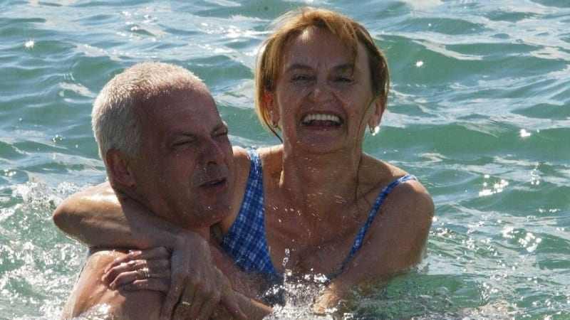 Bob Klepl a Eva Holubová jako manželský pár ve filmu Účastníci zájezdu