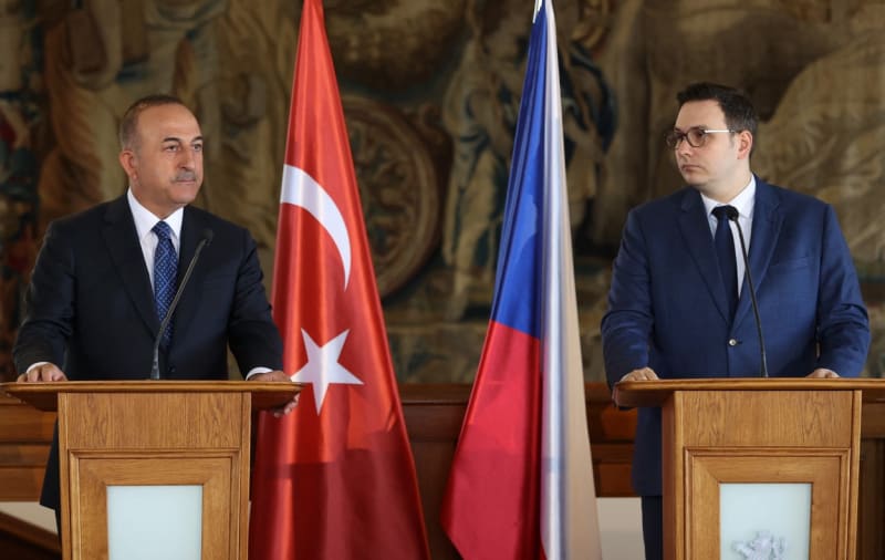 Ministři zahraničí Česka a Turecka Jan Lipavský a Mevlüt Çavuşoglu po společném jednání