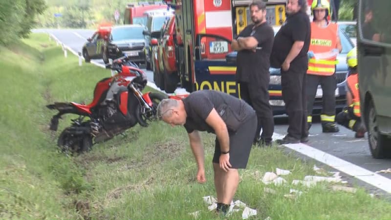 Motorkář srazil v neděli 12.6 odpoledne u obce Čachrov na Klatovsku malého chlapce. Dítě, ročník 2013, nehodu nepřežilo. 