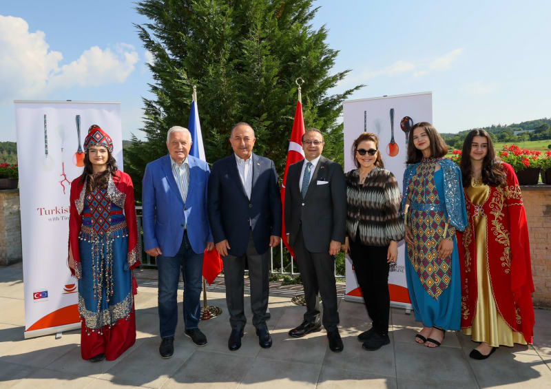 Na tureckém festivalu v Berouně se šéf turecké diplomacie Mevlüt avuoglu potkal také s českým exprezidentem Václavem Klausem