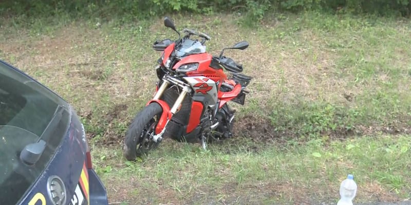 Motorkář srazil v neděli 12.6 odpoledne u obce Čachrov na Klatovsku malého chlapce. Dítě, ročník 2013, nehodu nepřežilo. 