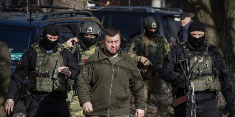 Vůdce doněckých separatistů Denis Pulišin v doprovodu ozbrojenců