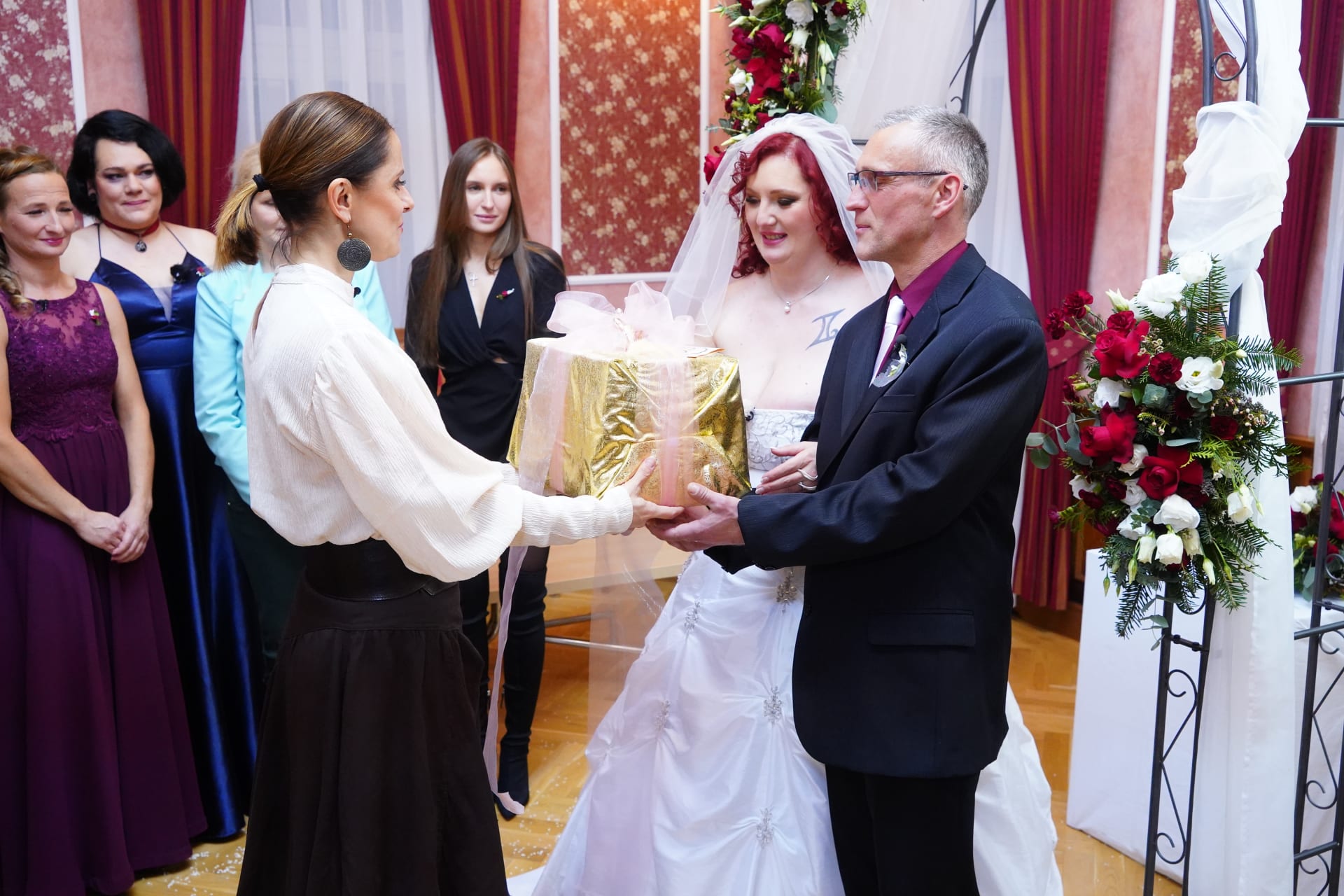 Moderátorka Laďka Něrgešová jim předala speciální svatební dar. 