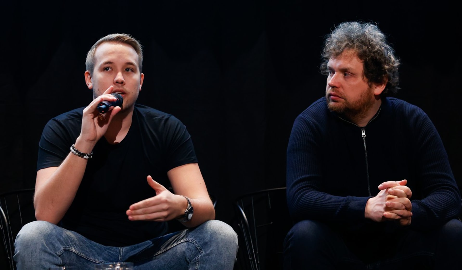 Jirka Král a dokumentarista Vít Klusák vystoupili na tiskové konferenci po projekci filmu V síti k osvětové kampani k bezpečnému chování na internetu.