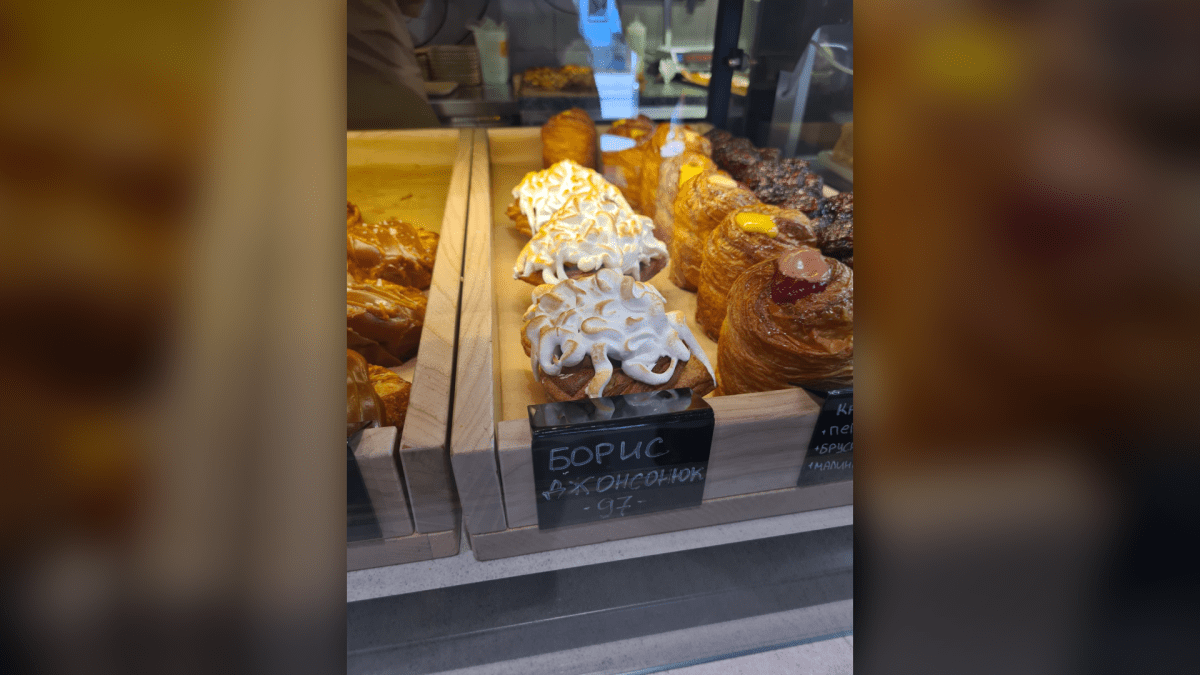 Kyjevská kavárna nabízí croissanty Boris Johnson s čupřinou šlehačky