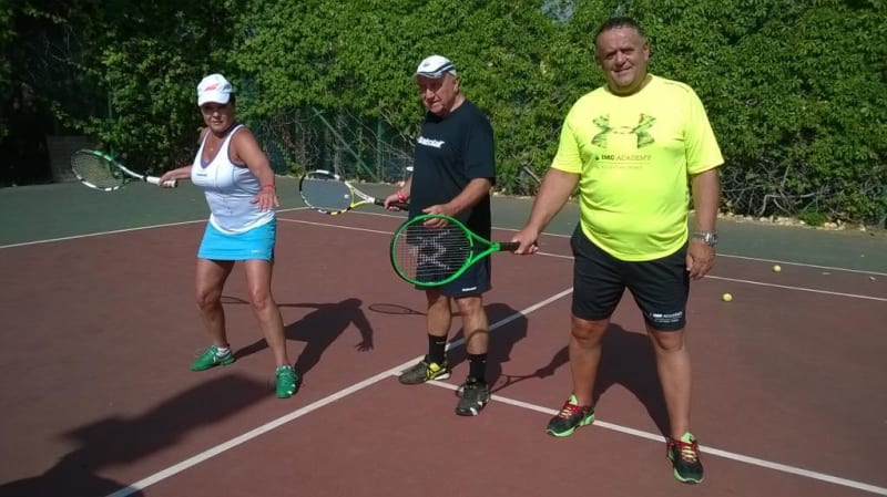 Dagmar Patrasová s Felixem Slováčkem na dovolené v Tunisu. Čas tráví na kurtu se svým osobním tenisovým trenérem Janem Karvayem.