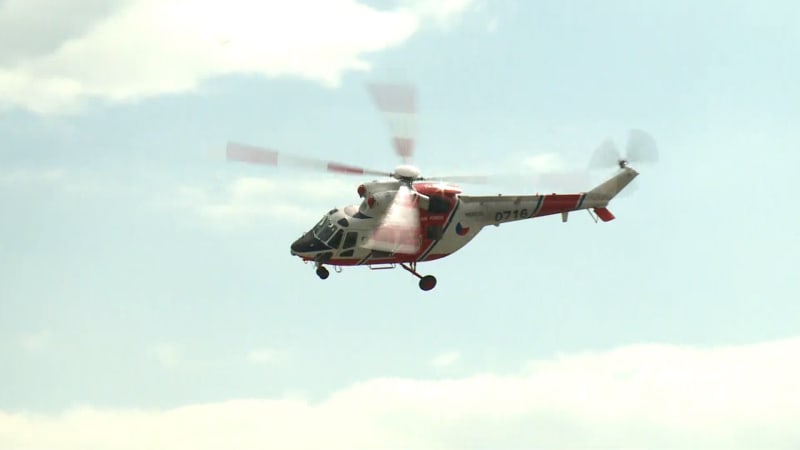 Na místo tragické nehody vyrážel také záchranářský vrtulník.